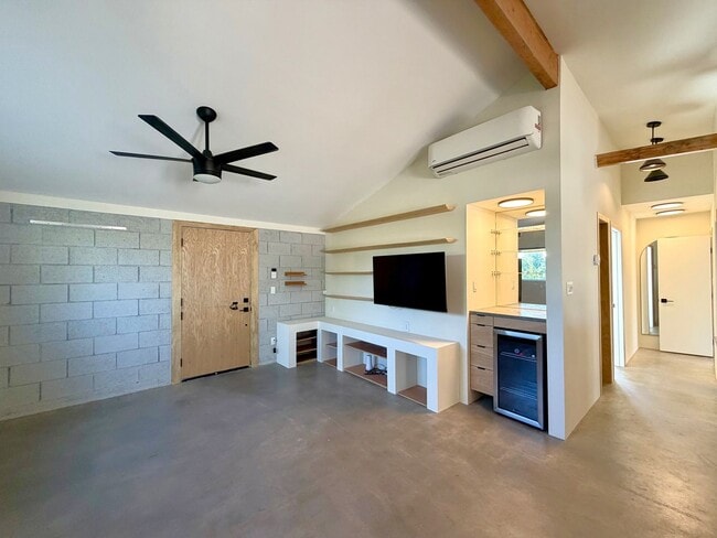 Building Photo - AVAILABLE NOW!! 2 Bedroom 1 Bathroom House in Cathedral City!