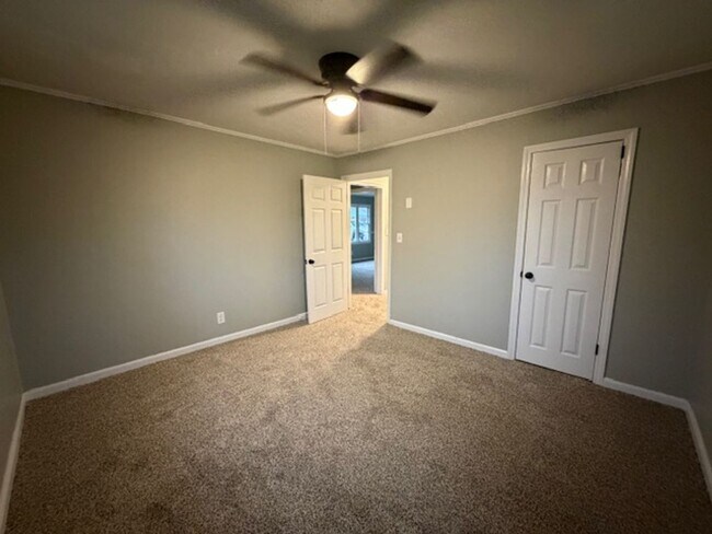 Building Photo - 3 Bedroom 2 Bath house with additional passthrough bedroom/ office