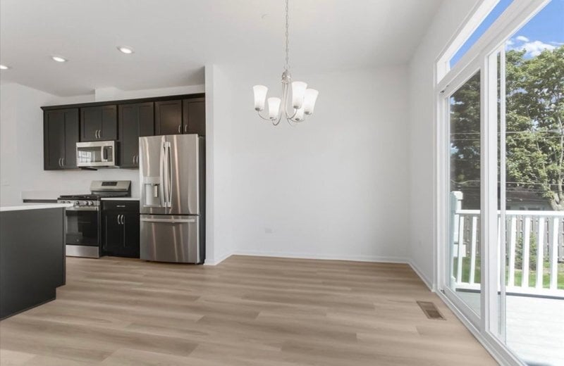 Building Photo - 1060 E Oakton St