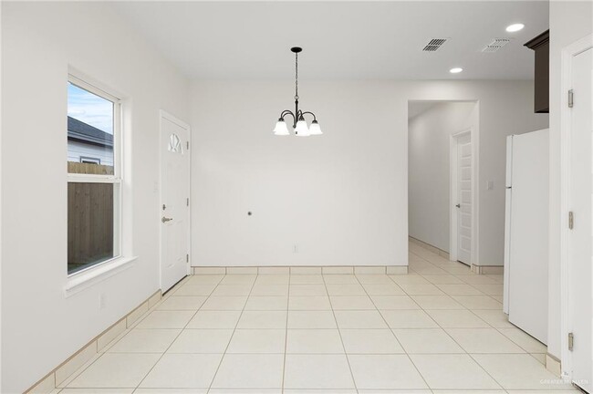 Building Photo - 2326 N Vly Cir