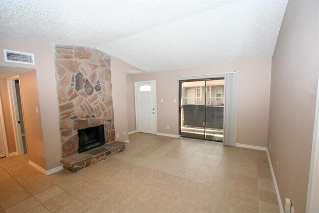 Building Photo - 17331 Red Oak Dr