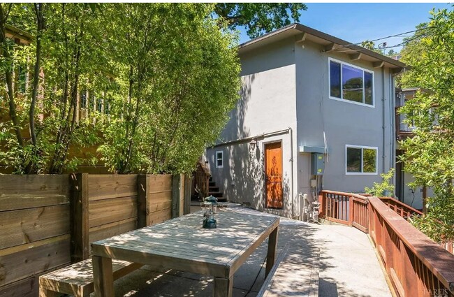 Building Photo - 5 Oak Springs Dr