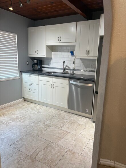 Building Photo - 14595 Jerilyn Dr
