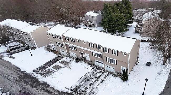 Building Photo - 14 Meetinghouse Ln