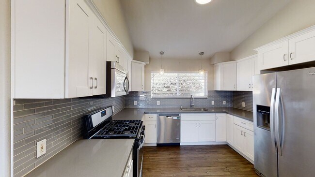 Building Photo - Beautiful House on Manhasset! Great Views! (Lease out, pending signatures. Check back in a few da...