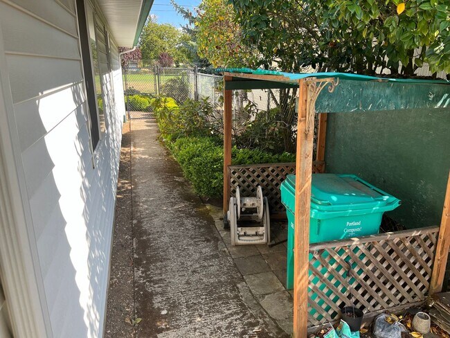 Building Photo - 4019 SE 66th Ave