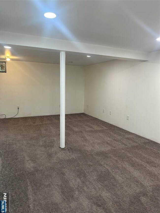 Building Photo - 12-28-28 Fairclough Pl