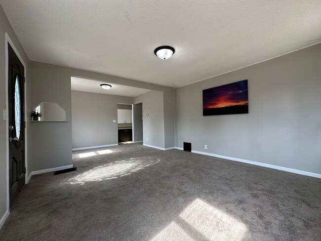 Building Photo - 3 Bedroom, 1 Bathroom Home for Rent in Evansdale, Ia