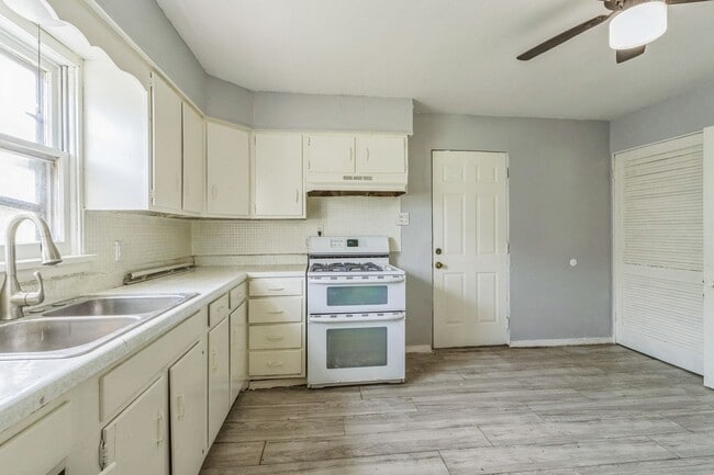 Building Photo - LIMITED TIME**NO APPLICATION FEE**1/2 OFF DEPOSIT**