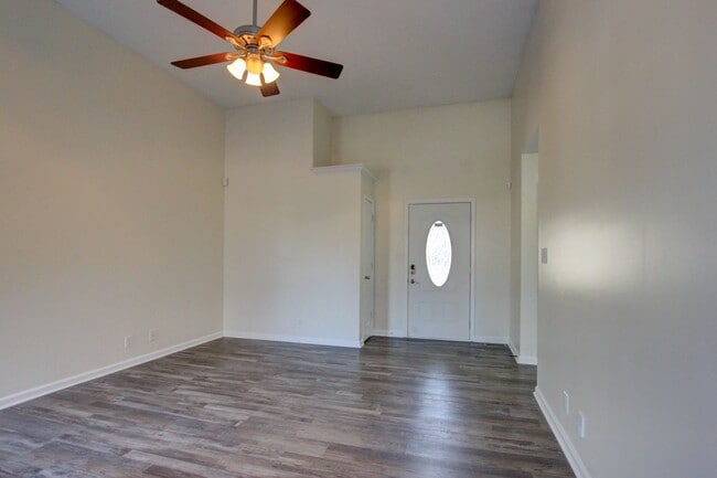 Building Photo - 3 bed 2 bath Fenced yard.  Heart of St. B.  Hurry.