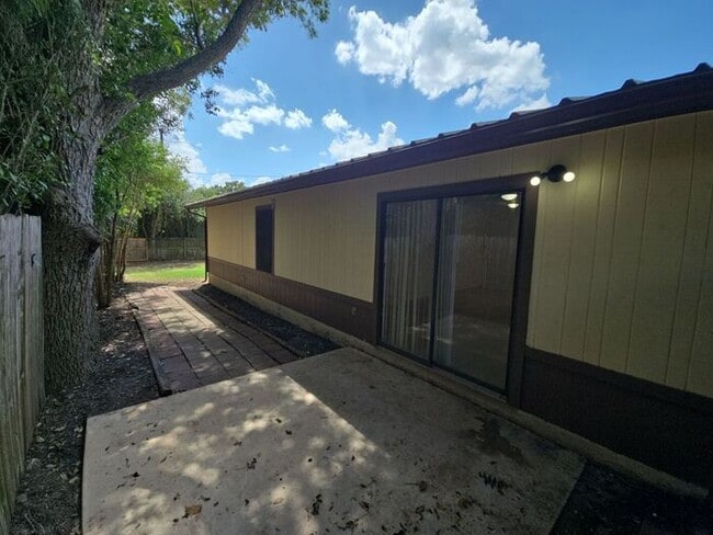 Building Photo - **Updated 2 Bed Home with Covered Carport ...