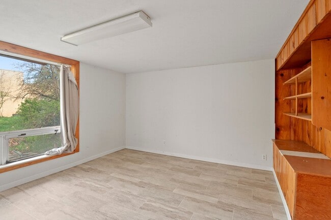 Building Photo - 4+ bed 2 bath available center of campus v...