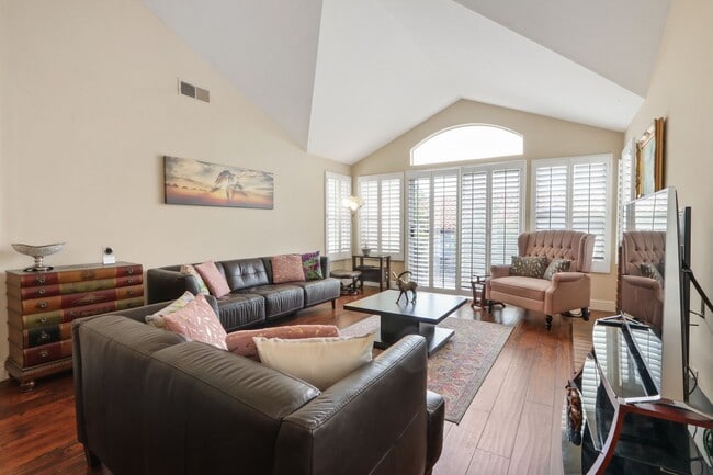 Building Photo - Beautiful Orange County Upstairs Condo! Must See!!