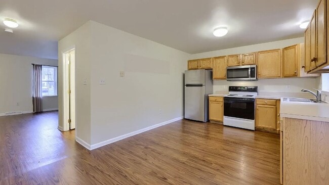 Building Photo - Updated Townhome available now!