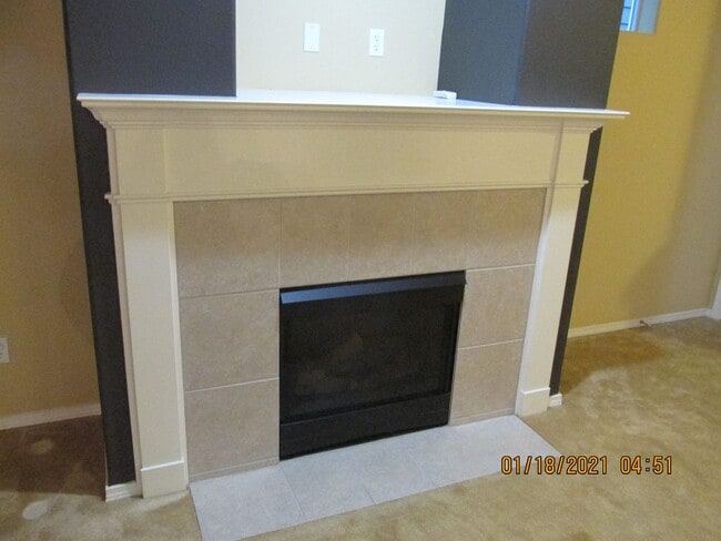 Building Photo - 4 Br 2.5 bth Plus Loft!  Large Rooms, 2 ca...