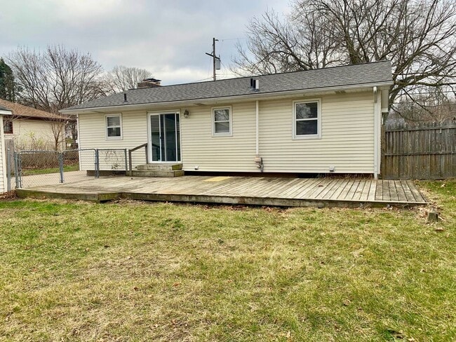 Building Photo - Three Bedroom Home in Kenowa Hills