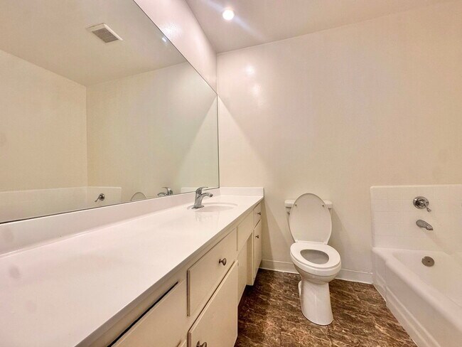 Building Photo - 1432 N Fairfax Ave