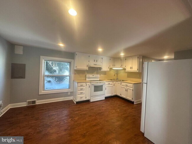 Building Photo - 410 North St