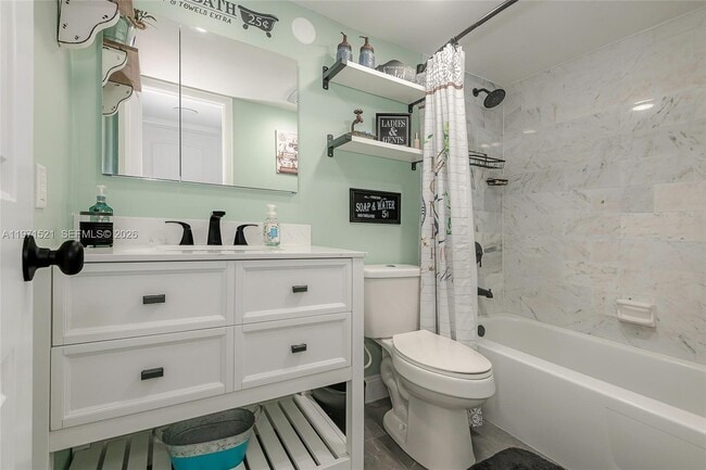 Building Photo - 9811 N Hollybrook Lake Dr