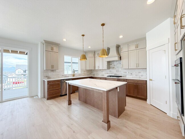 Building Photo - Beautiful 6Bd Home in Gardner Point Lehi Community!