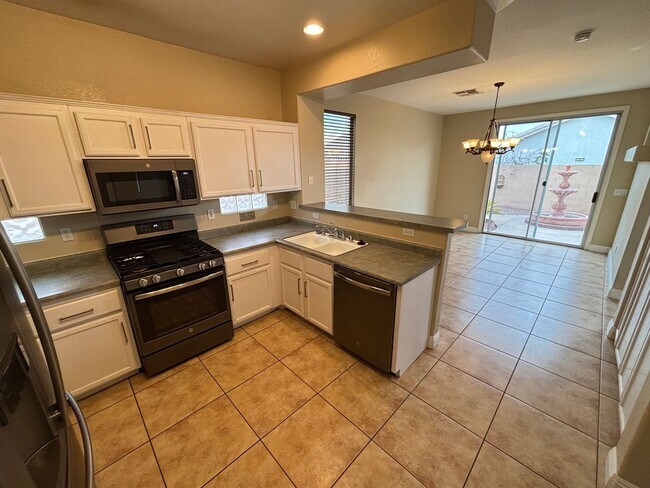 Building Photo - Modern 3Bed/3Bath Two Story Home located i...