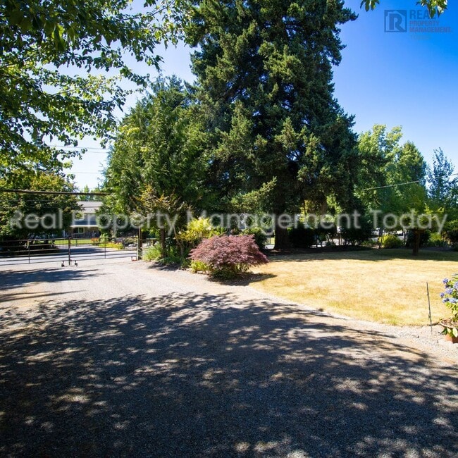 Building Photo - Charming 5 Bedroom + Huge yard!