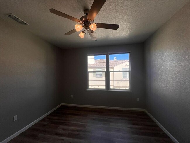 Building Photo - 427 Anchor Ln