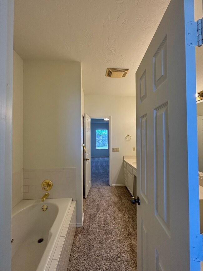 Building Photo - 3br 2.5ba on Surrey Hills Golf Course!!