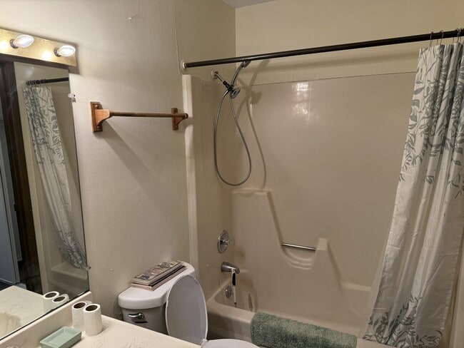 Building Photo - 704 Wakefield Rd