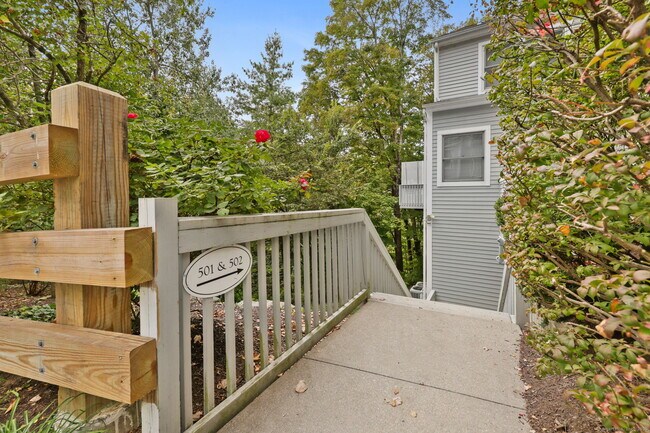 Building Photo - 351 Pemberwick Rd