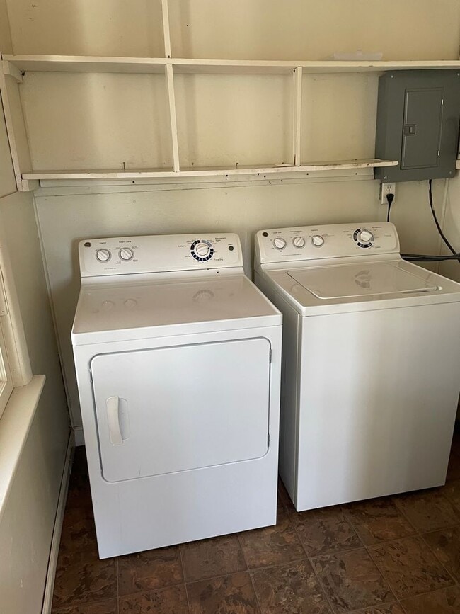 Building Photo - 704 N Almond St