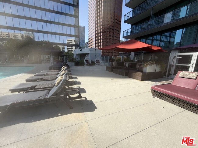 Building Photo - 901 Flower St