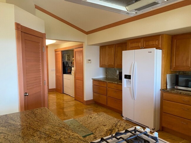 Building Photo - Stunning Launiupoko 2BR Rental – Ocean Vie...
