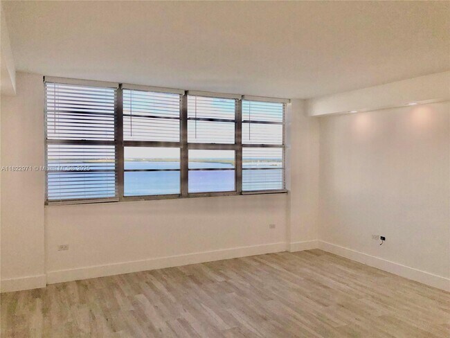 Building Photo - 905 Brickell Bay Dr