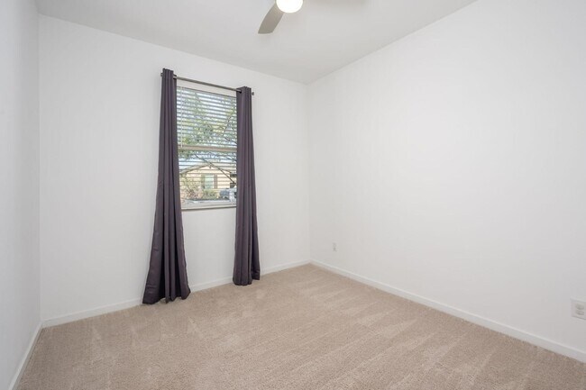 Building Photo - 17837 W Pinnacle Vista Dr