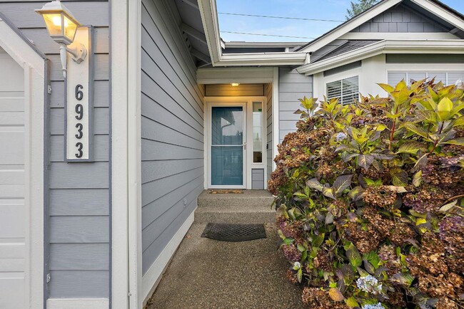 Building Photo - Spacious 4-Bedroom Olympia Home with A/C, ...