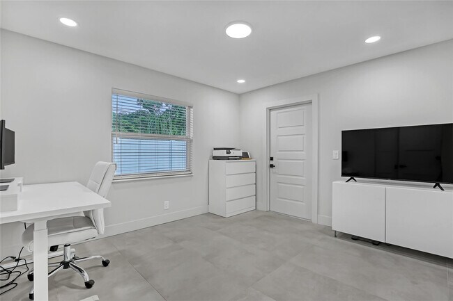 Building Photo - 414 W Mango St