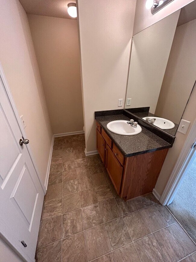 Building Photo - PRE-LEASING FOR AUGUST 1 2026!