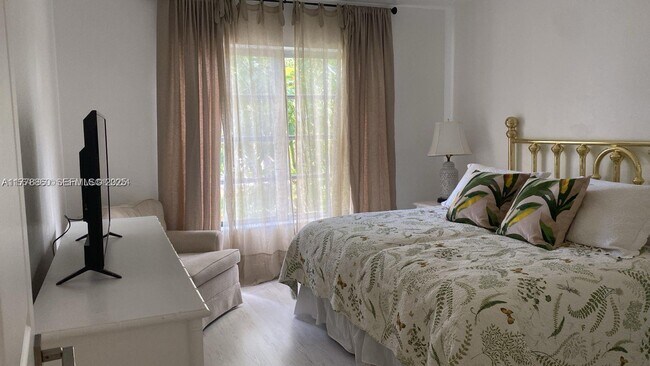 Building Photo - 10150 Collins Ave