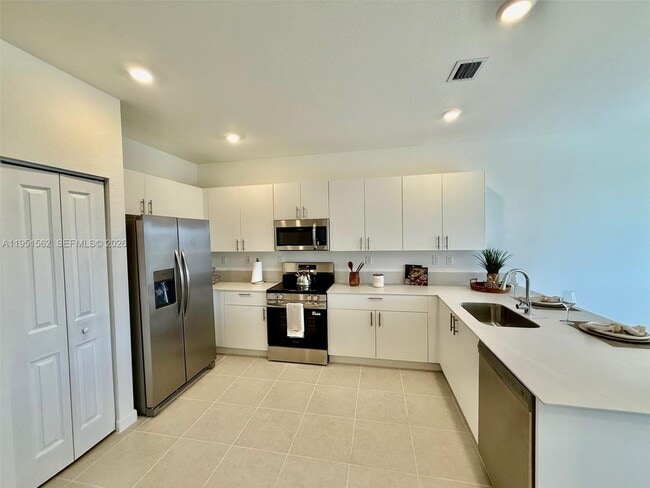 Building Photo - 2767 SE 25th Ave