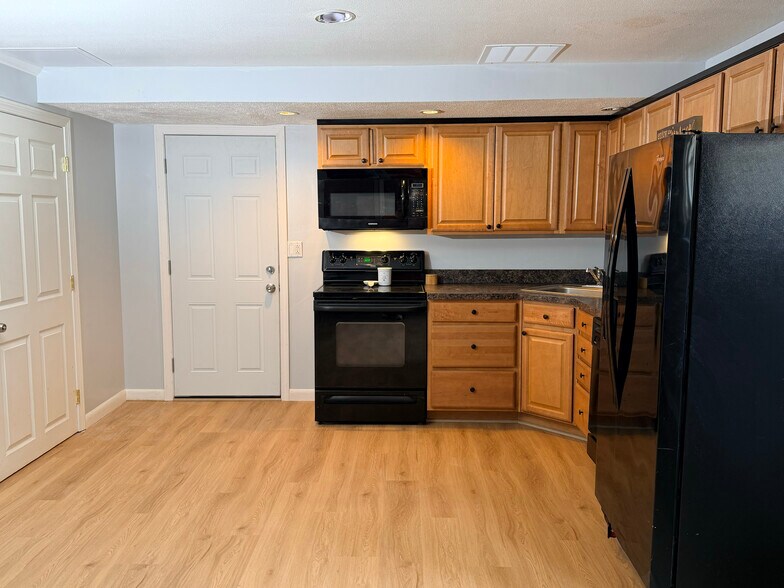 Building Photo - 18 Colonial Dr