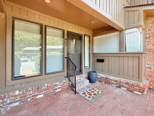 Building Photo - 907 Oak Tree Dr