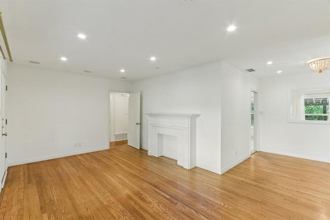 Building Photo - 1303 Morrow St