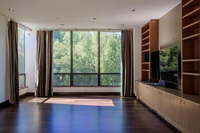 Building Photo - 2510 Skyfarm Dr