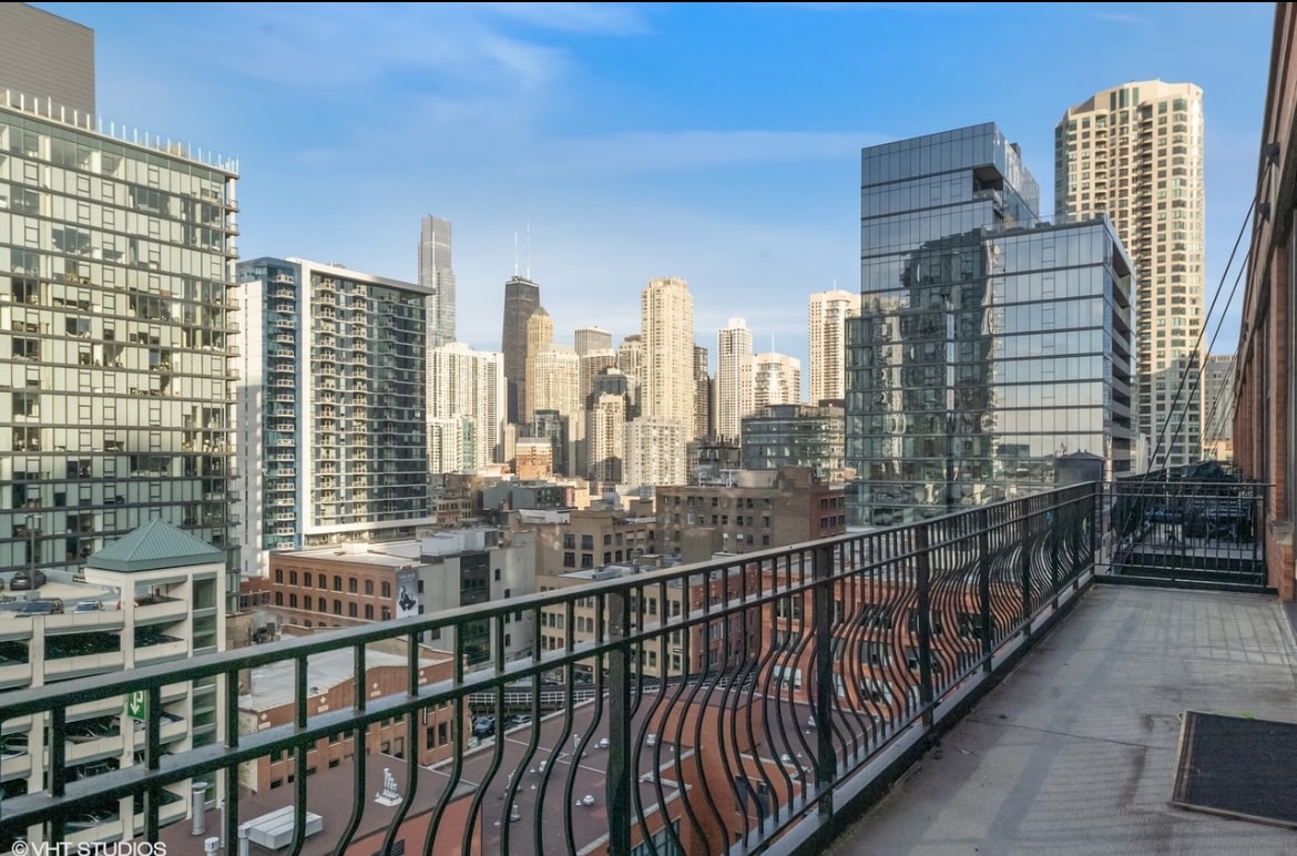 Balcony spanning entire length of the unit - 333 W Hubbard St