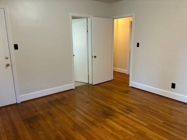 Building Photo - Hamilton Lakes Park Area 3 BR in Grimsley HS District