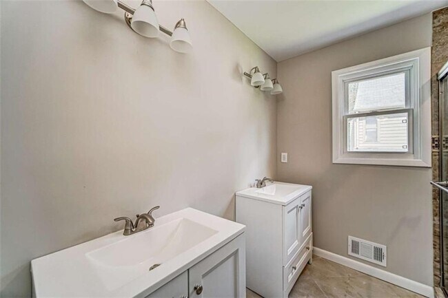Building Photo - 2218 Woodfern Dr
