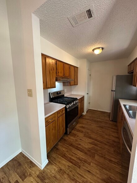New appliances in kitchen - 4504 Dorsett Oaks Cir