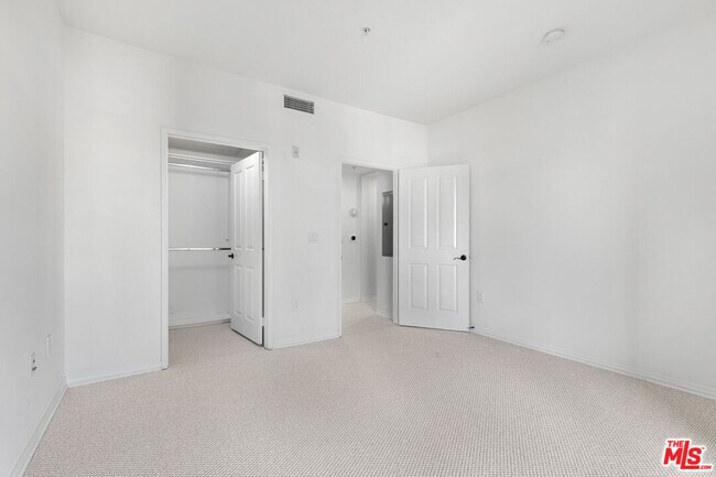 Building Photo - 6020 S Seabluff Dr