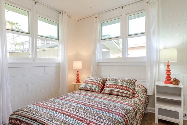queen bed in separate bedroom - 244 Awakea Rd